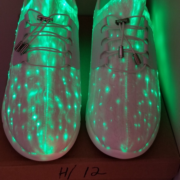 LED sneakers glow in 7 different colours. UNUSED - Picture 2 of 7